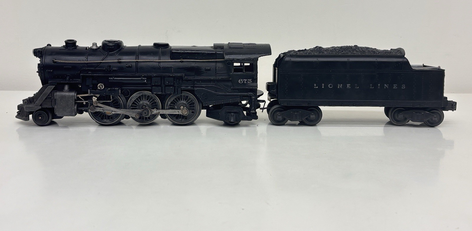 Lionel Postwar 2-6-2 Prairie Steam Locomotive 675 & Whistle Tender 2466W