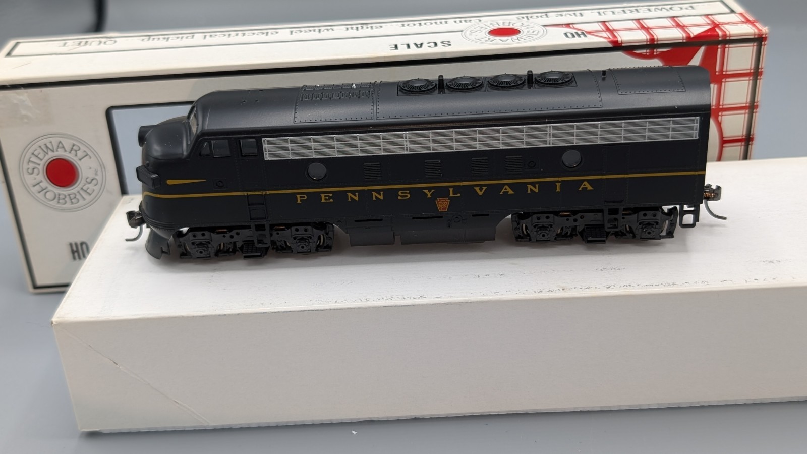 Stewart/Kato HO 8440 F3A Phase IV Powered Pennsylvania RR – Kadee Couplers – NOS