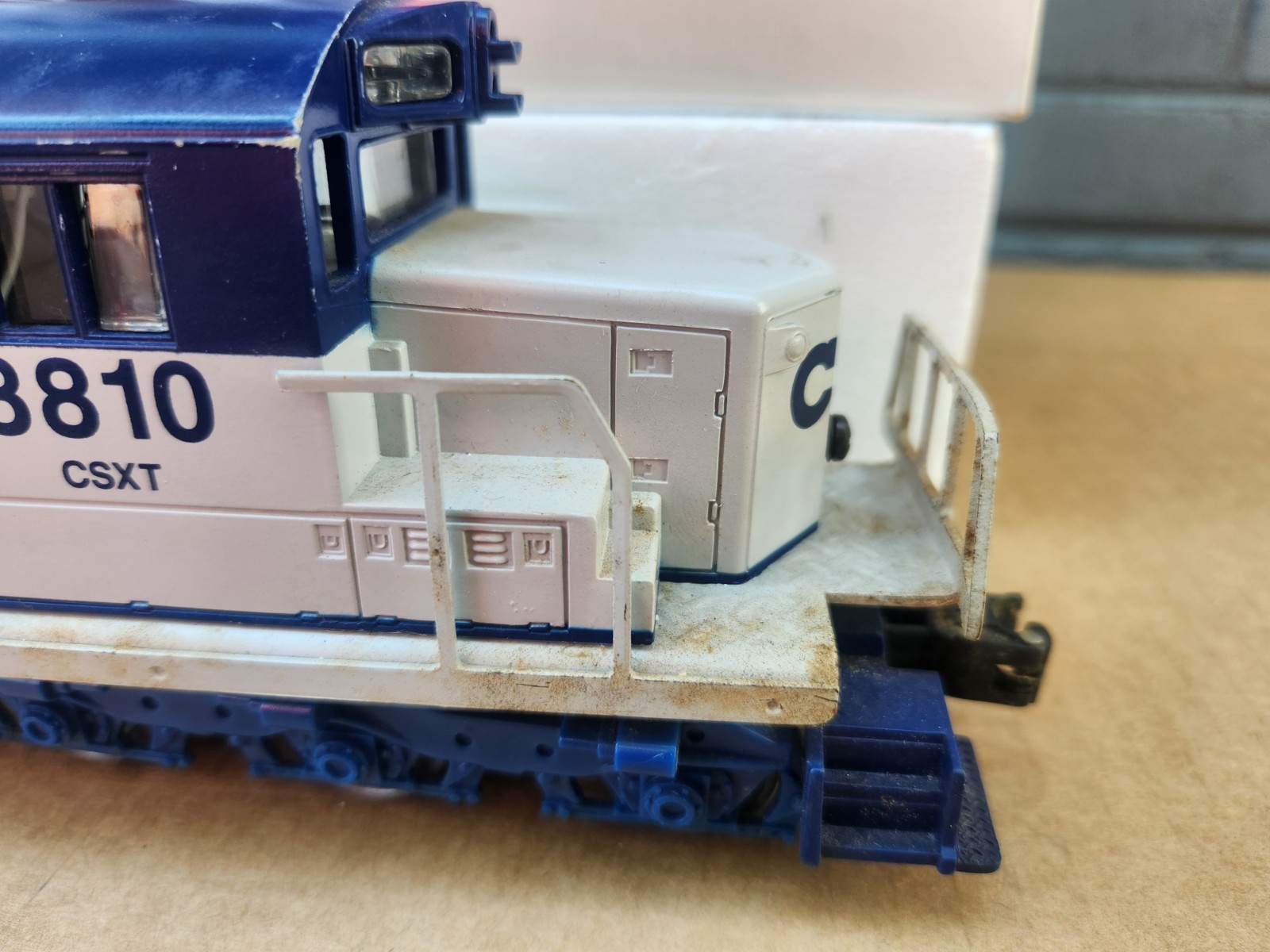 Lionel 6-18810 CSX SD18 Diesel Switcher Locomotive #8810 w/Horn & Original Box