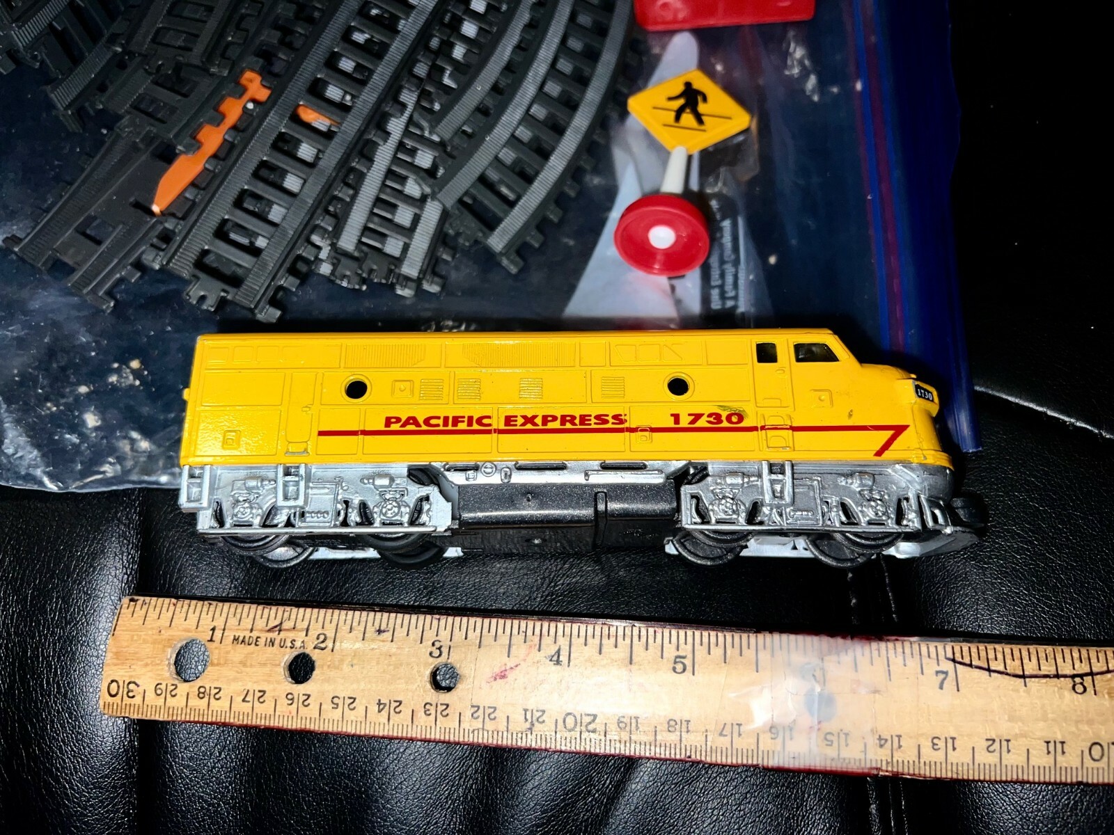 PACIFIC EXPRESS 1730 Pull Back TRAIN Locomotive Engine Toysmith & TRAXS & SIGNS