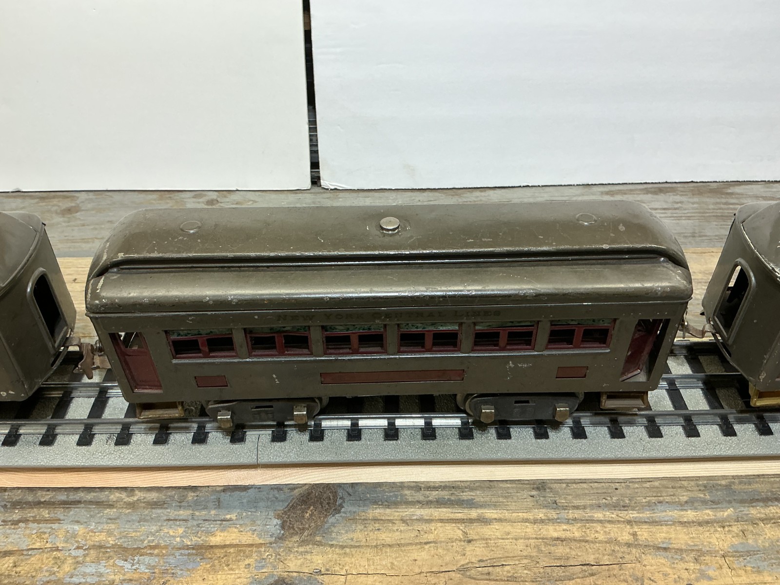 Lionel Standard Gauge #10 ENGINE and 3 Passenger Cars RUNS GOOD