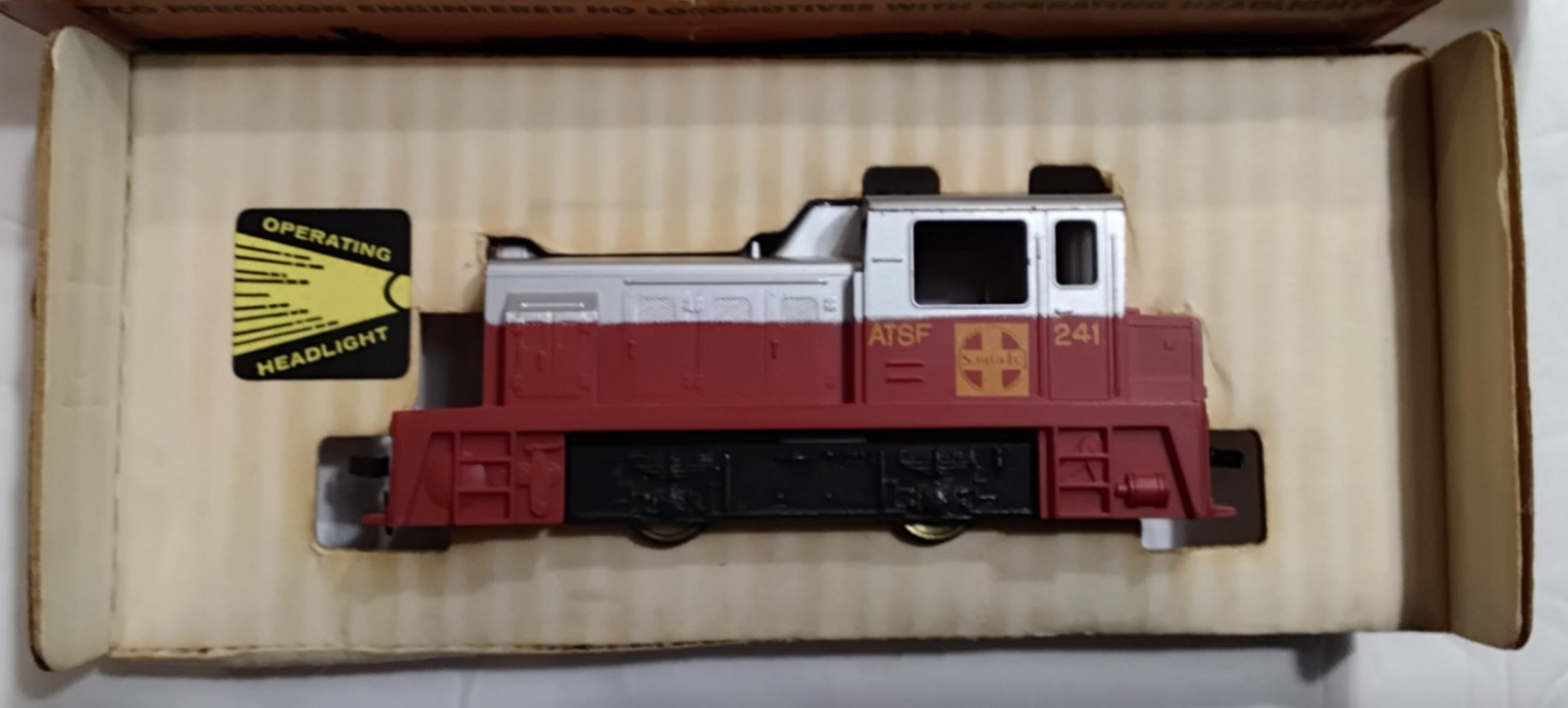 Tyco HO Scale Sante Fe Deisel Switcher Powered Train Engine with Lights, L@@K!!!