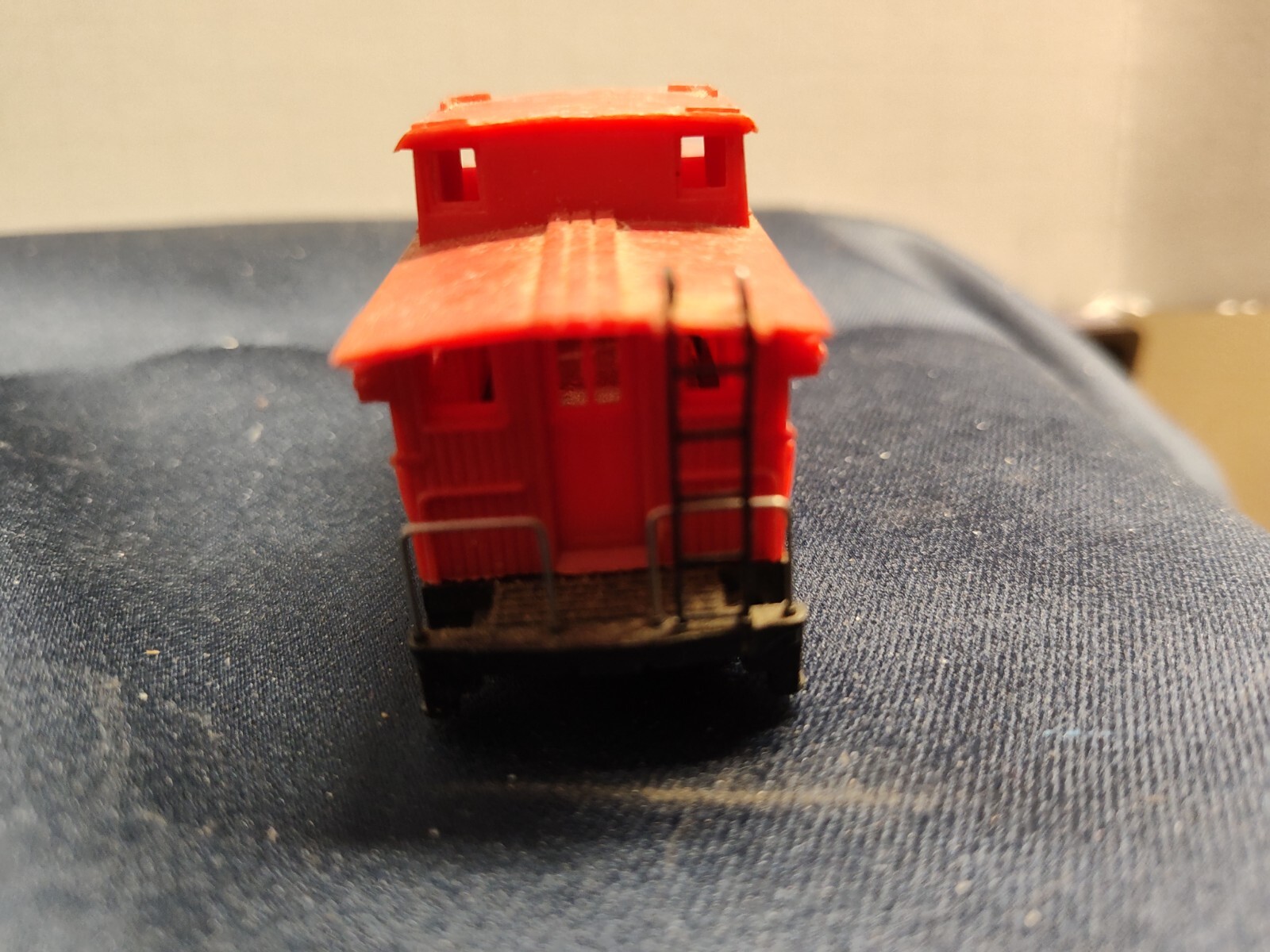 HO scale New York Central locomotive 3975 all metal. and matched plastic caboose