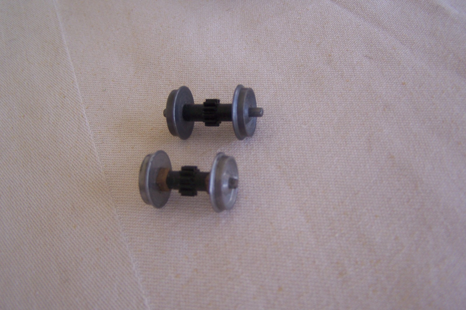 ATHEARN Rare Yellow Box-Early BB AXLE GEAR Wheelsets Trucks HO LOCOMOTIVE PARTS