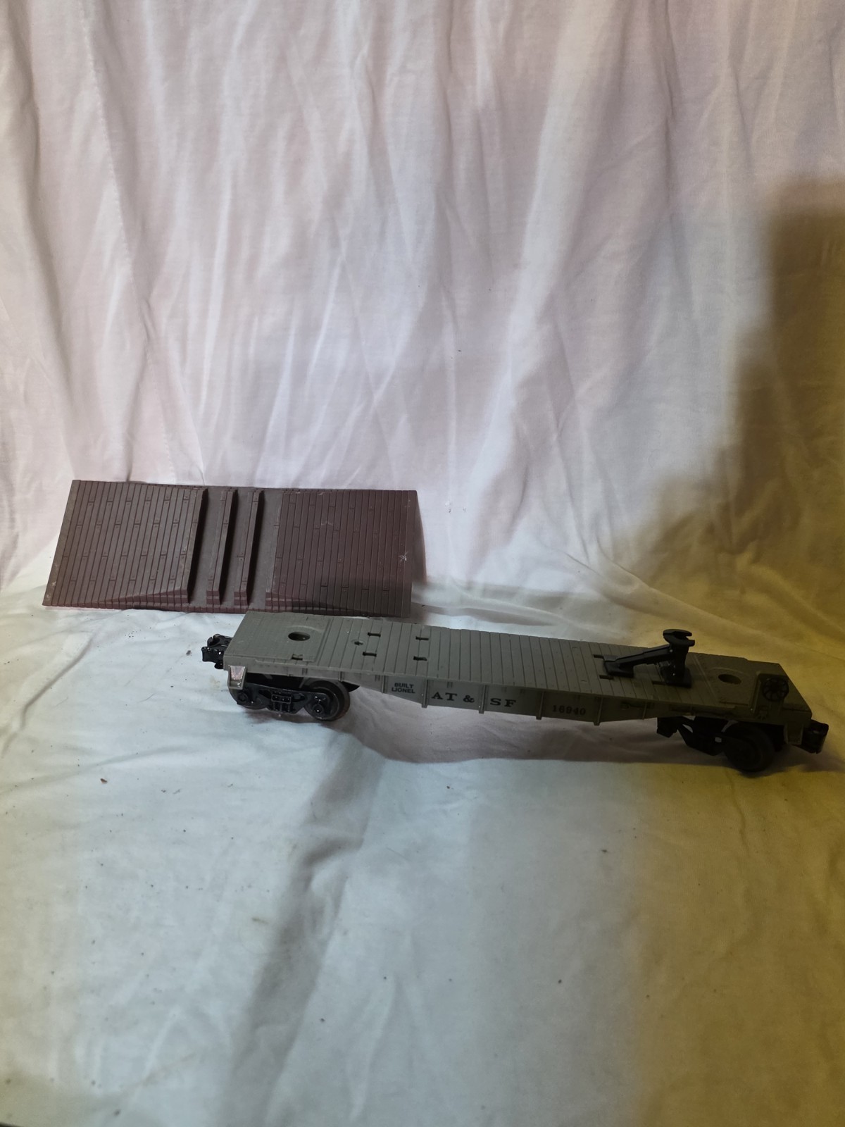 Lionel Train Cars Set 8644 with transformer and extra roof part