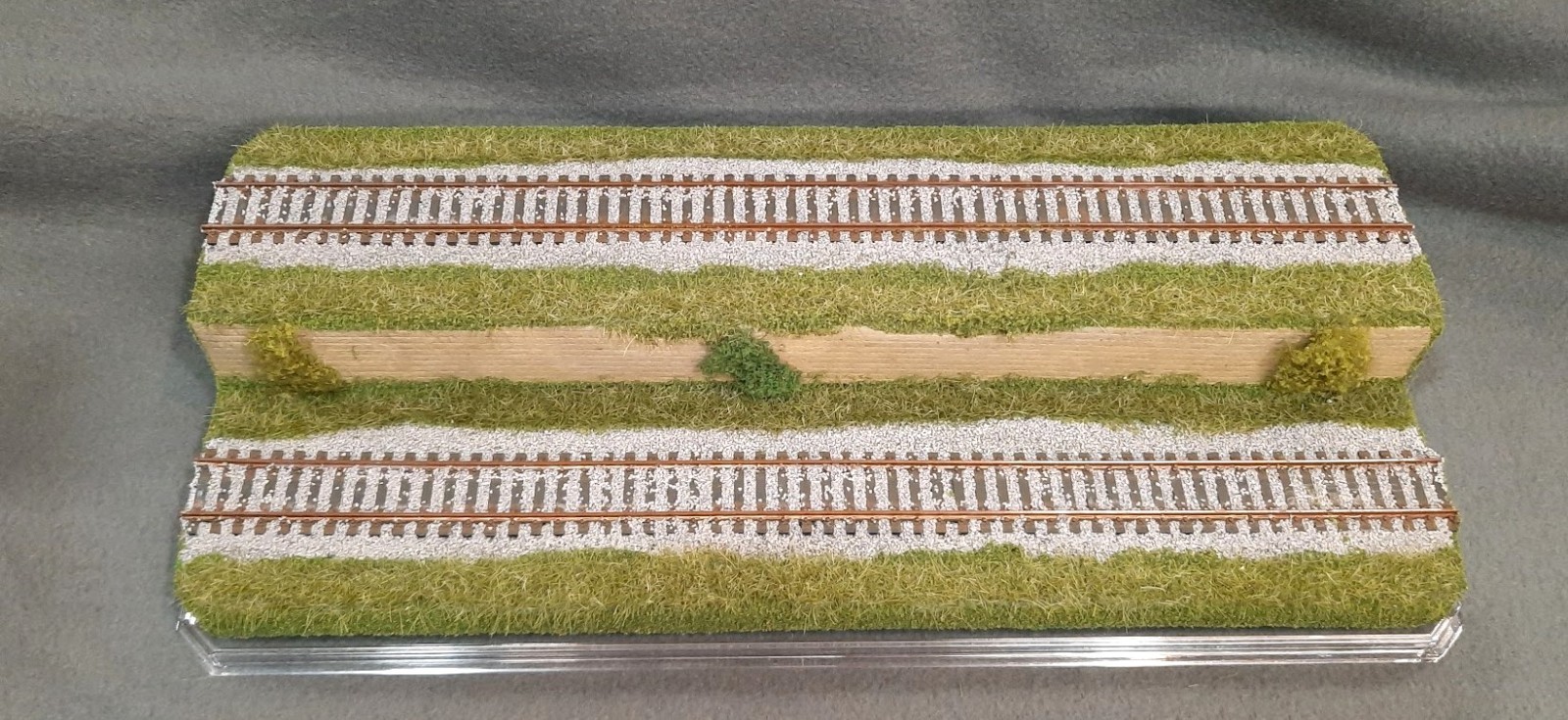 HO SCALE 16″ 2-LEVEL/2 TRACK “TALL GRASS-SUMMER SCENE” -DISPLAY CASE- FOR ALL HO