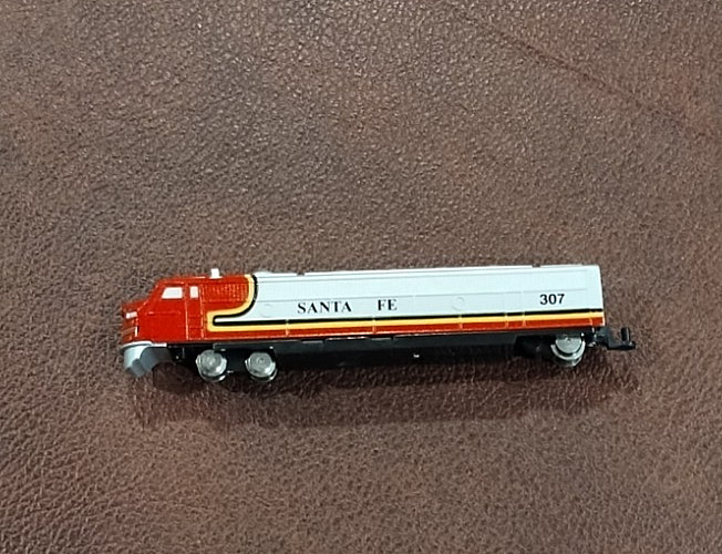 Tempo Diesel Hauler Battery Powered Locomotive Freight Caboose Car N Scale Train