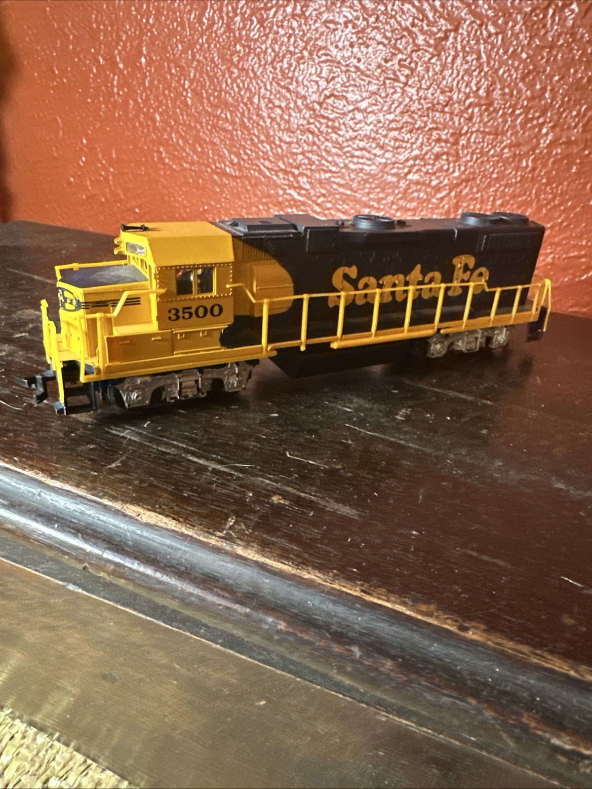 HO Scale Life-Like 7843 Santa Fe Yellow Blue GP38 Diesel Locomotive #3500 Used