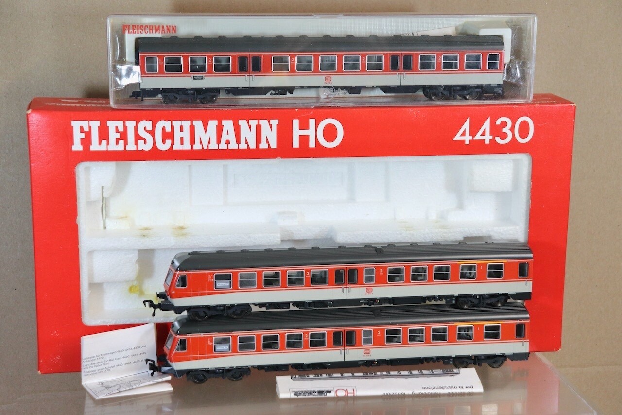 FLEISCHMANN 4430 4432 DB CLASS BR 614 SUBURBAN DIESEL LOCOMOTIVE & COACH SET on
