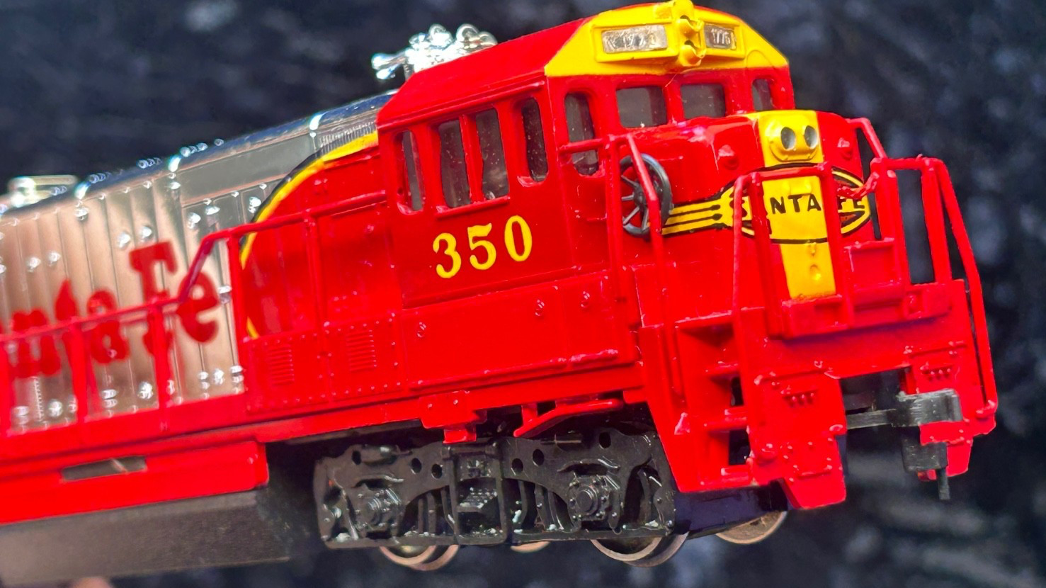 Bachmann HO Santa Fe #350 Chrome GE U36B Diesel Locomotive Lighted w/Box, bin2