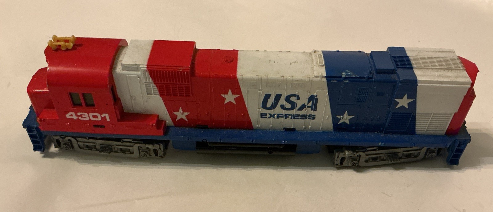 Tyco HO Scale USA Express Diesel Locomotive 4301 Red, White & Blue Pre-owned
