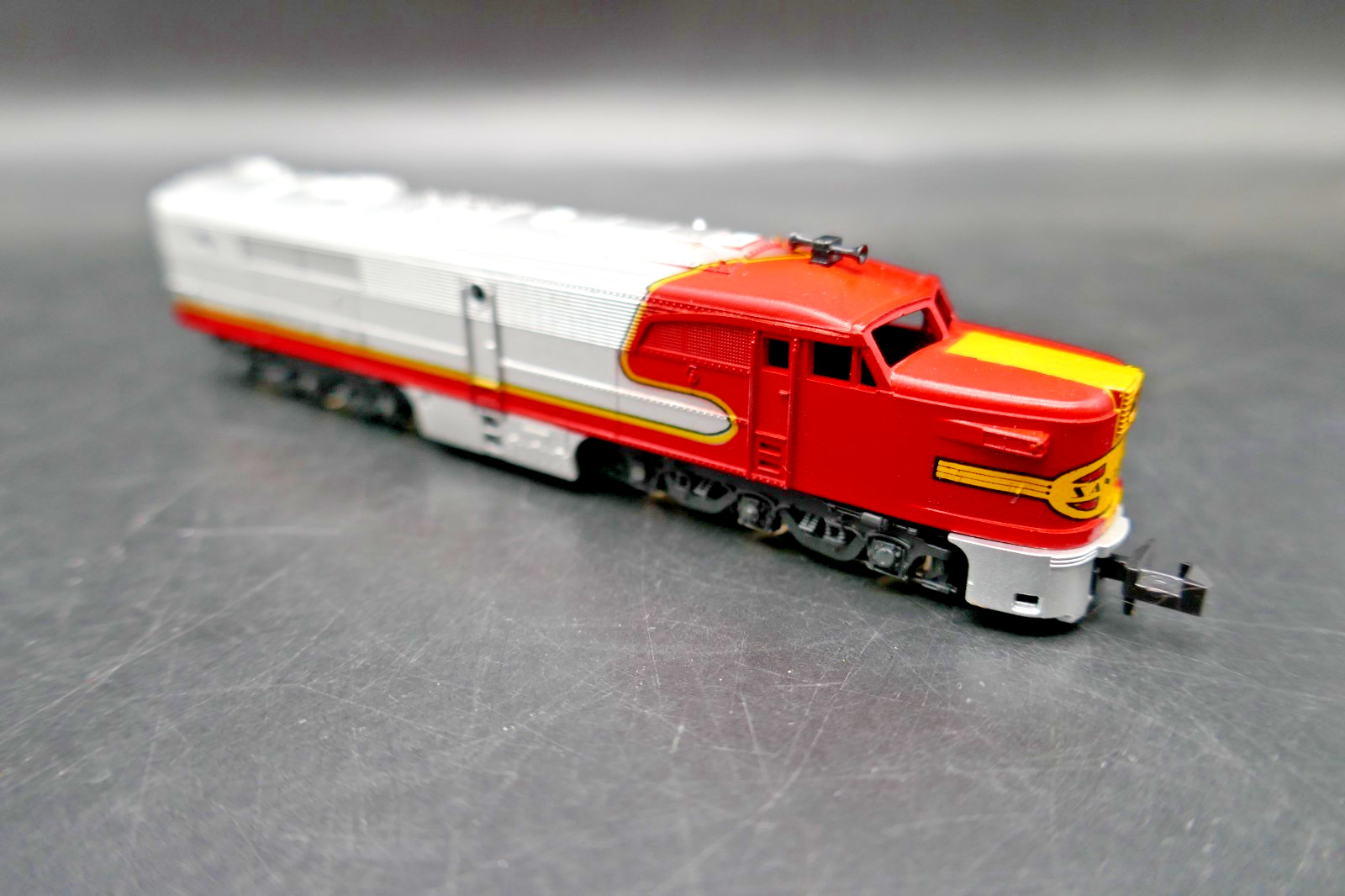 N Con-Cor 2102 Dummy Unpowered PA-1 Diesel Locomotive Santa Fe w/ Case