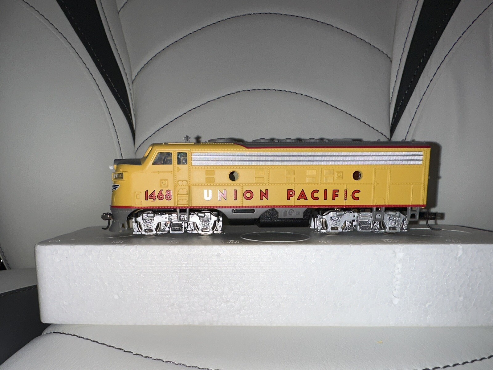 Bachmann Ho Scale Union Pacific EMD F9 Diesel (UP1468)