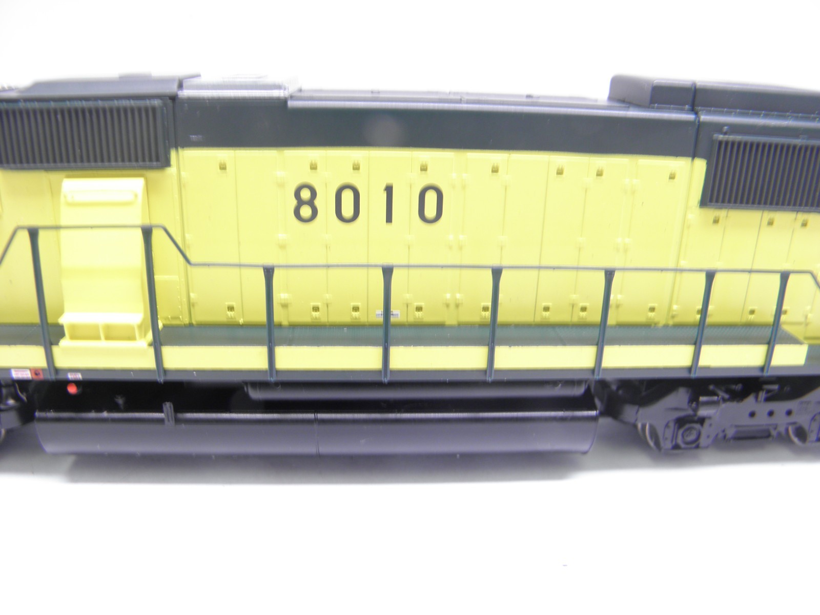 ATHEARN SD-60 CHICAGO & NORTHWESTERN #8010 – HO SCALE CHECKED & RUNS DCC PLUG