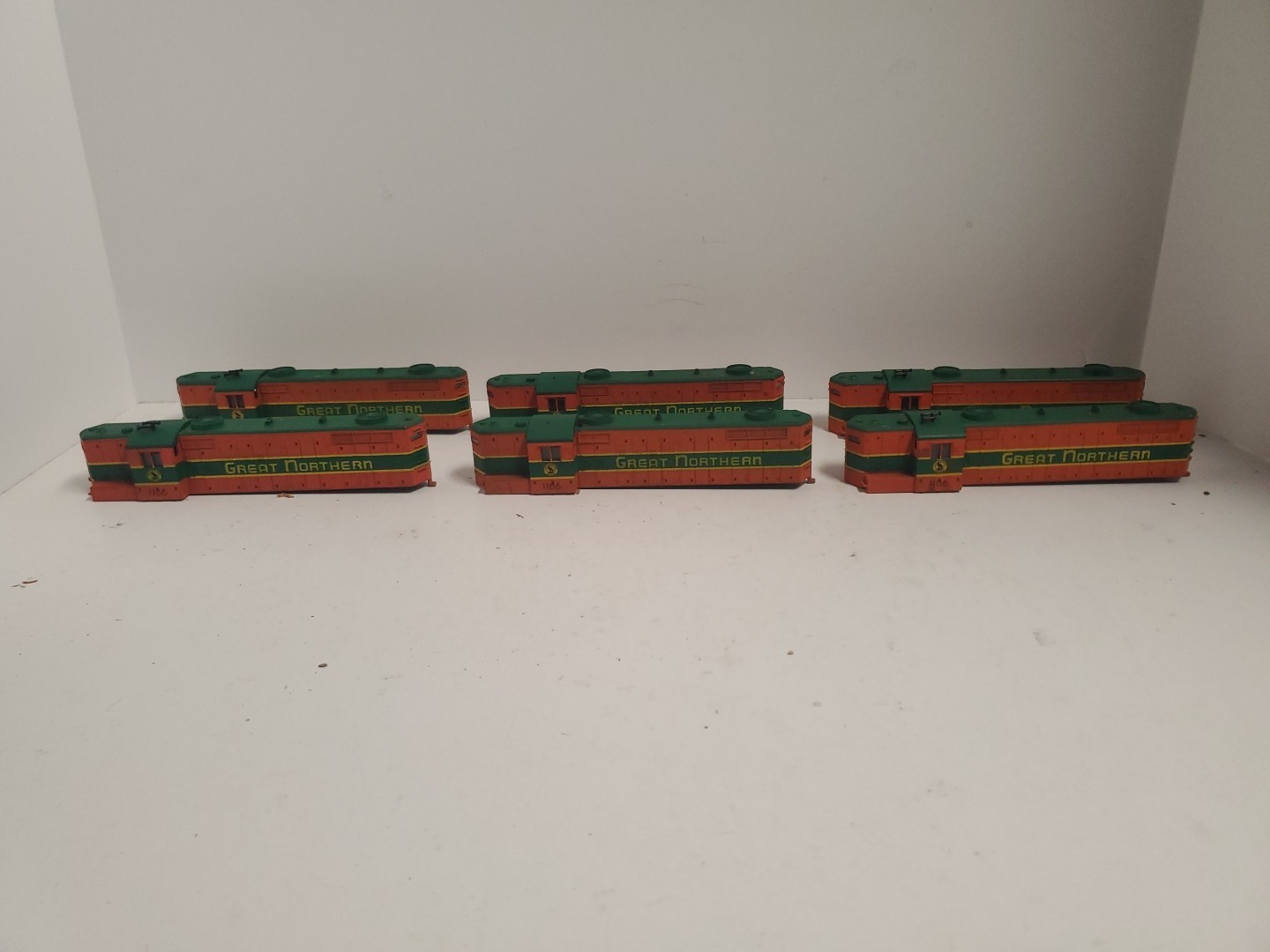 HO Scale / UNBRANDED / DIESEL / GREAT NORTHERN 1186 SHELL ONLY Lot Of 10