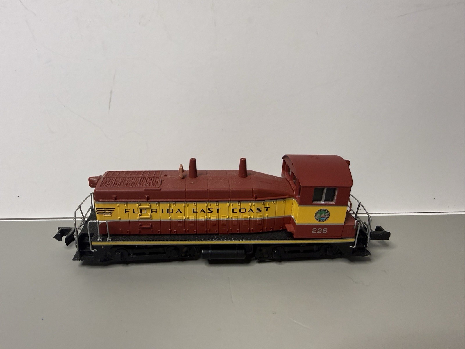 N Scale NSW9 Switcher Florida East Coast FEC #226 Diesel Locomotive w/ Case