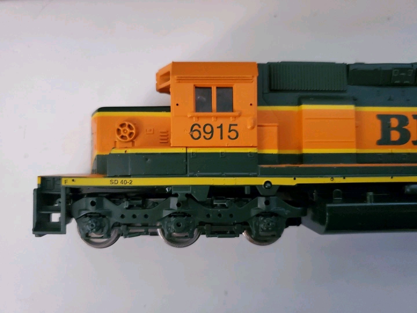 HO ATHEARN 4432 SD40-2 POWER BNSF # 6915, JORDAN SPREADER UNDECORATED 932-5350