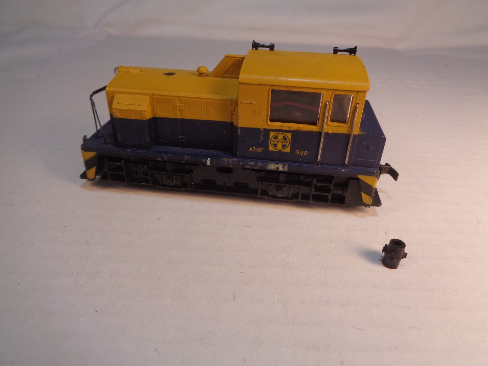 HO Scale AHM ATSF Critter Diesel Switcher #332-Bad Gear-Needs Repair