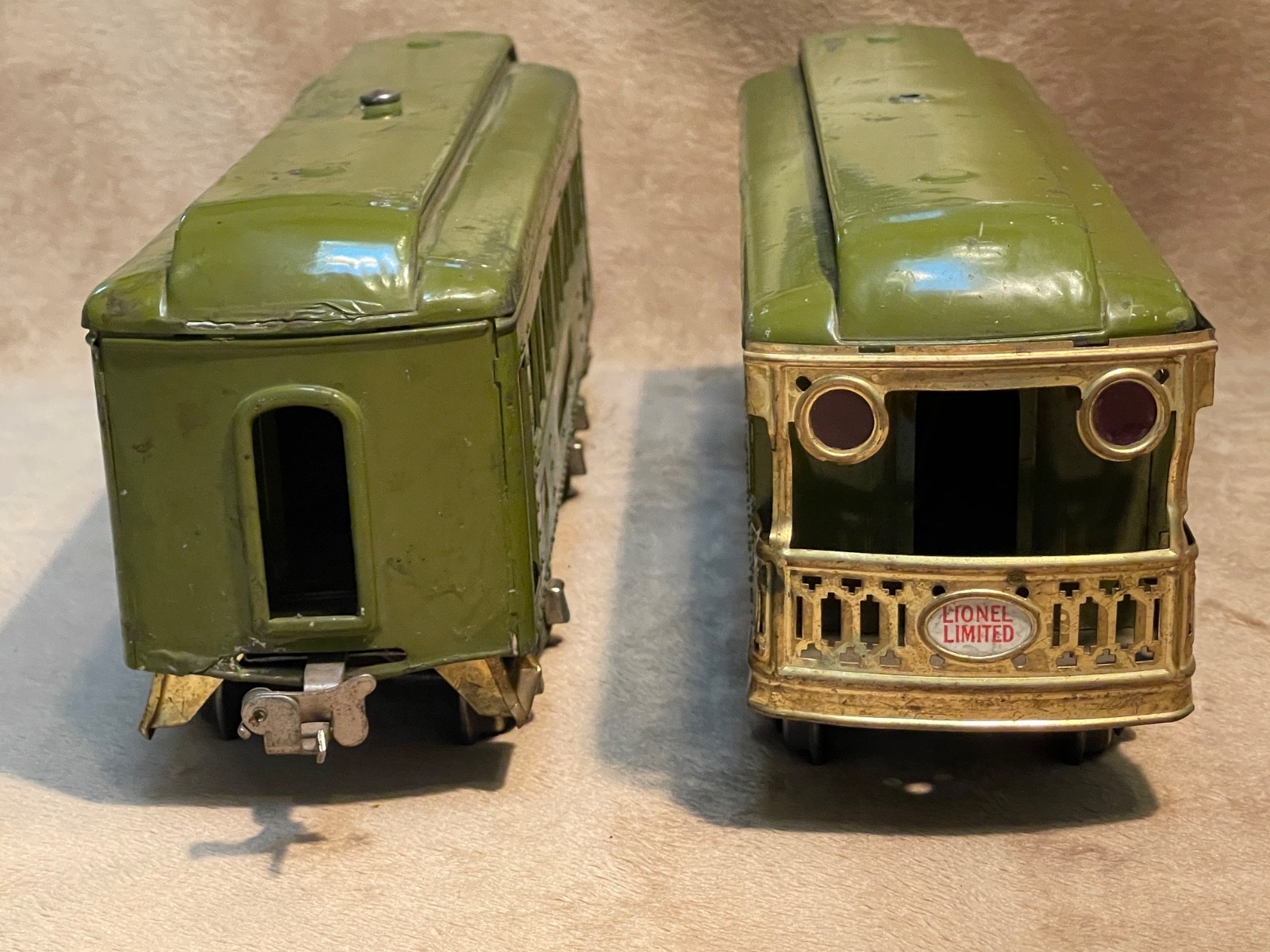 Lionel prewar Standard Gauge electric loco #8, cars 337 and 338. Needs help.