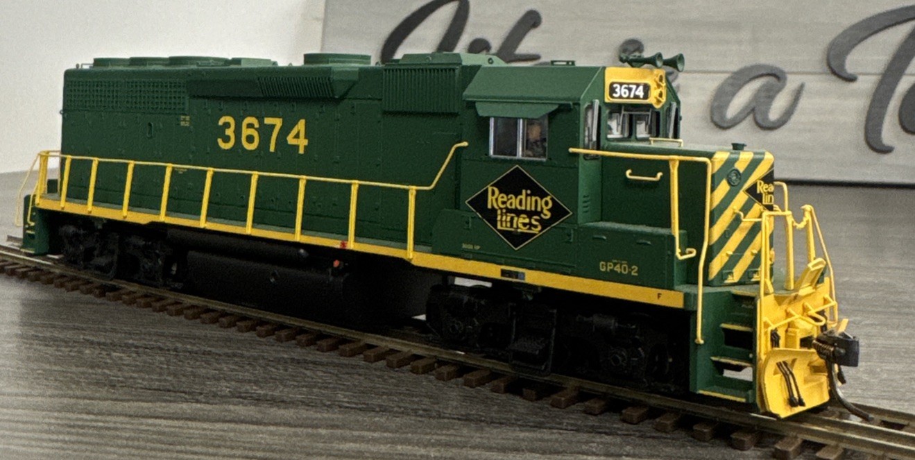 Atlas Master Series Gold HO #10000413 Reading GP40-2 #3674 – DOES NOT RUN!