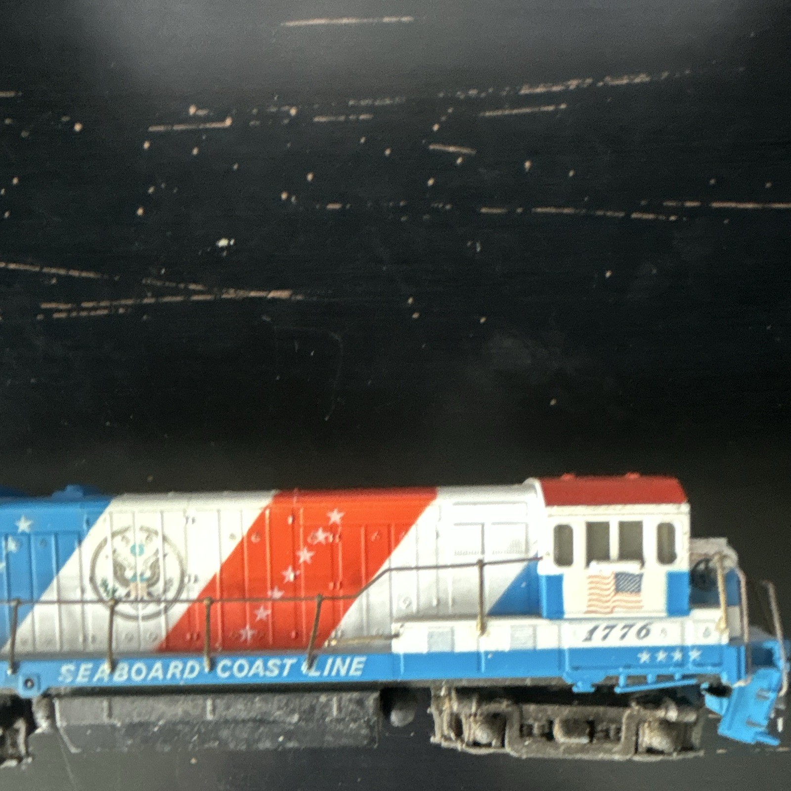 HO Seaboard Coast Line Diesel Locomotive 1776 DC Analog Bo-Bo Blue/White/Red