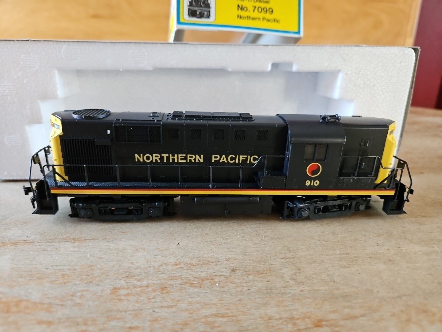 Atlas HO 7099 Northern Pacific RS-11 Diesel Locomotive #910 LN in Box