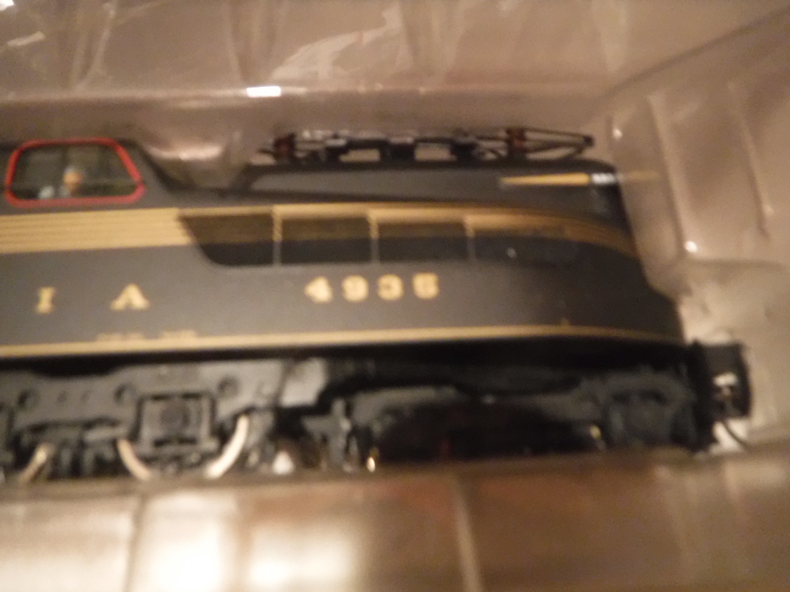 TRIX Electric Locomotive GG1 4935 – 22810 – DC and Sound – Super Clean
