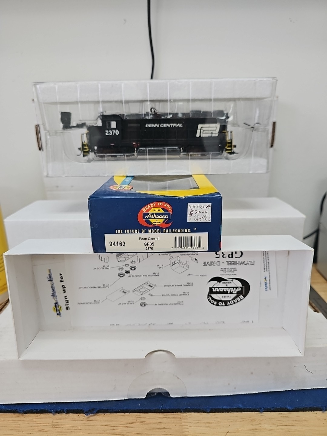 Athearn HO 94163 Penn Central GP35 2370 DC ONLY NO SOUND NEW.