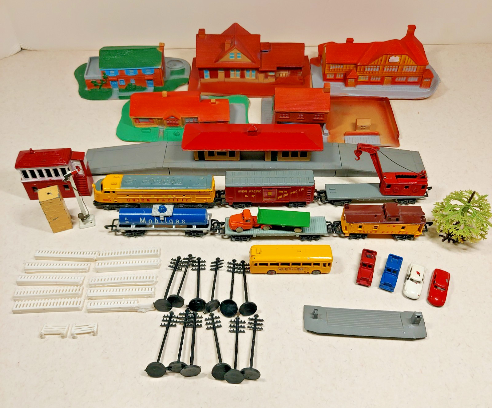 Vtg Lone Star N Scale UP Locomotive Train & Cars Houses Trucks Station England