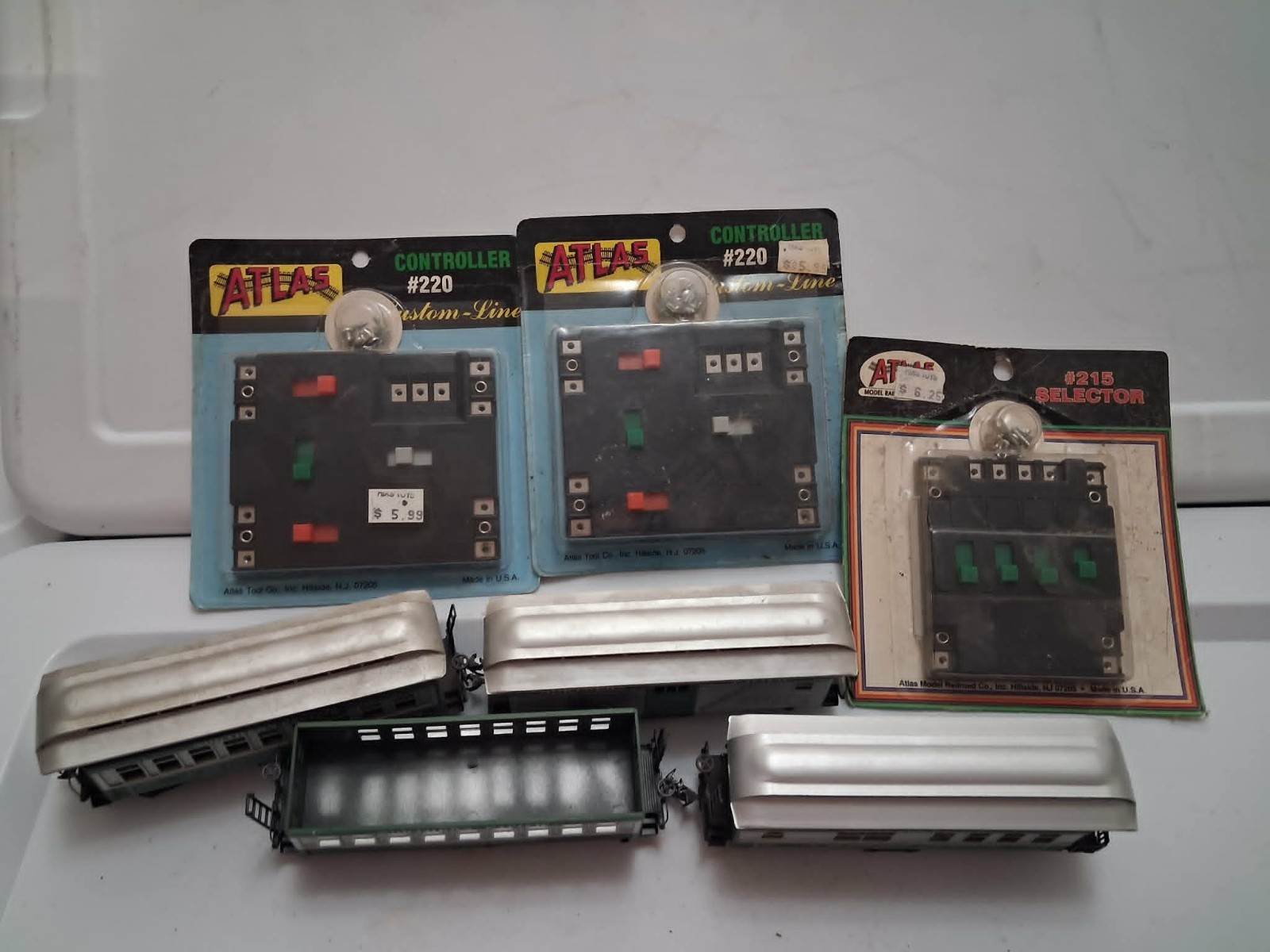 model train items. Unknown condition 3 engines and multiple cars