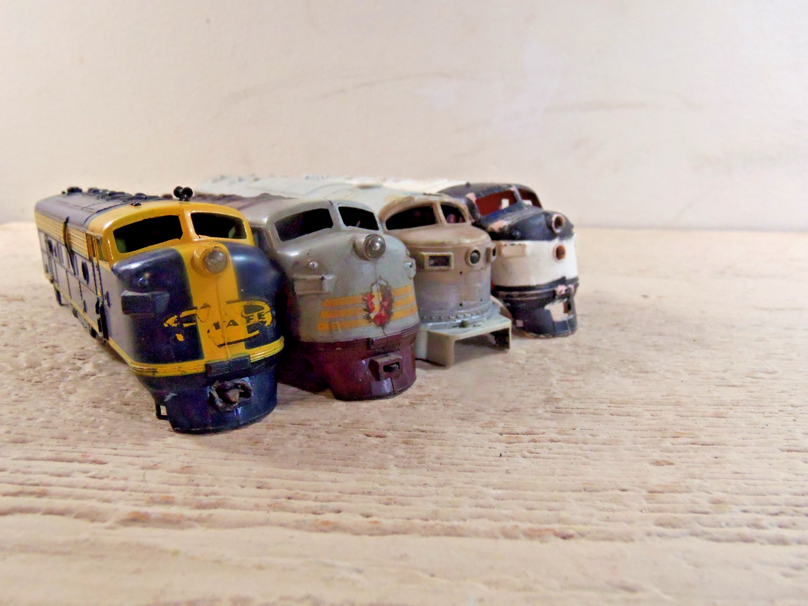 HO Lot of 9 Unmarked Locomotive Shells Parts Pieces