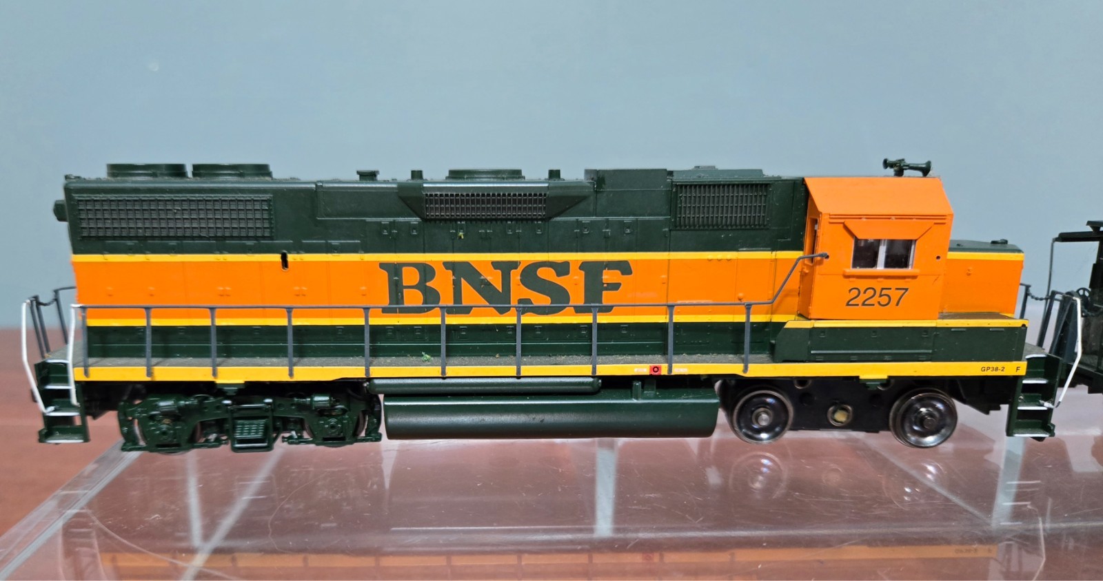 HO ATHEARN BNSF # 2257 Locomotive with Matching Caboose