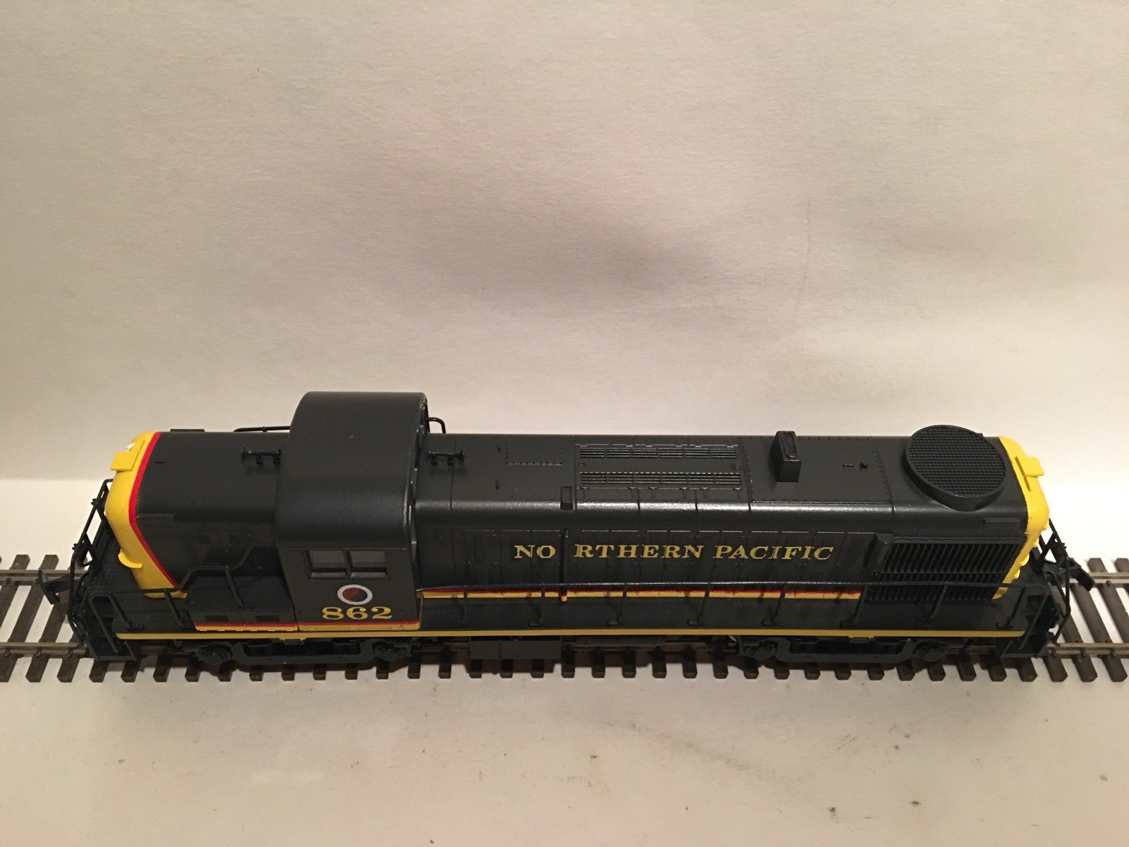 HO Atlas Kato 7078 Northern Pacific Alco RS-3 Diesel Locomotive NP #862