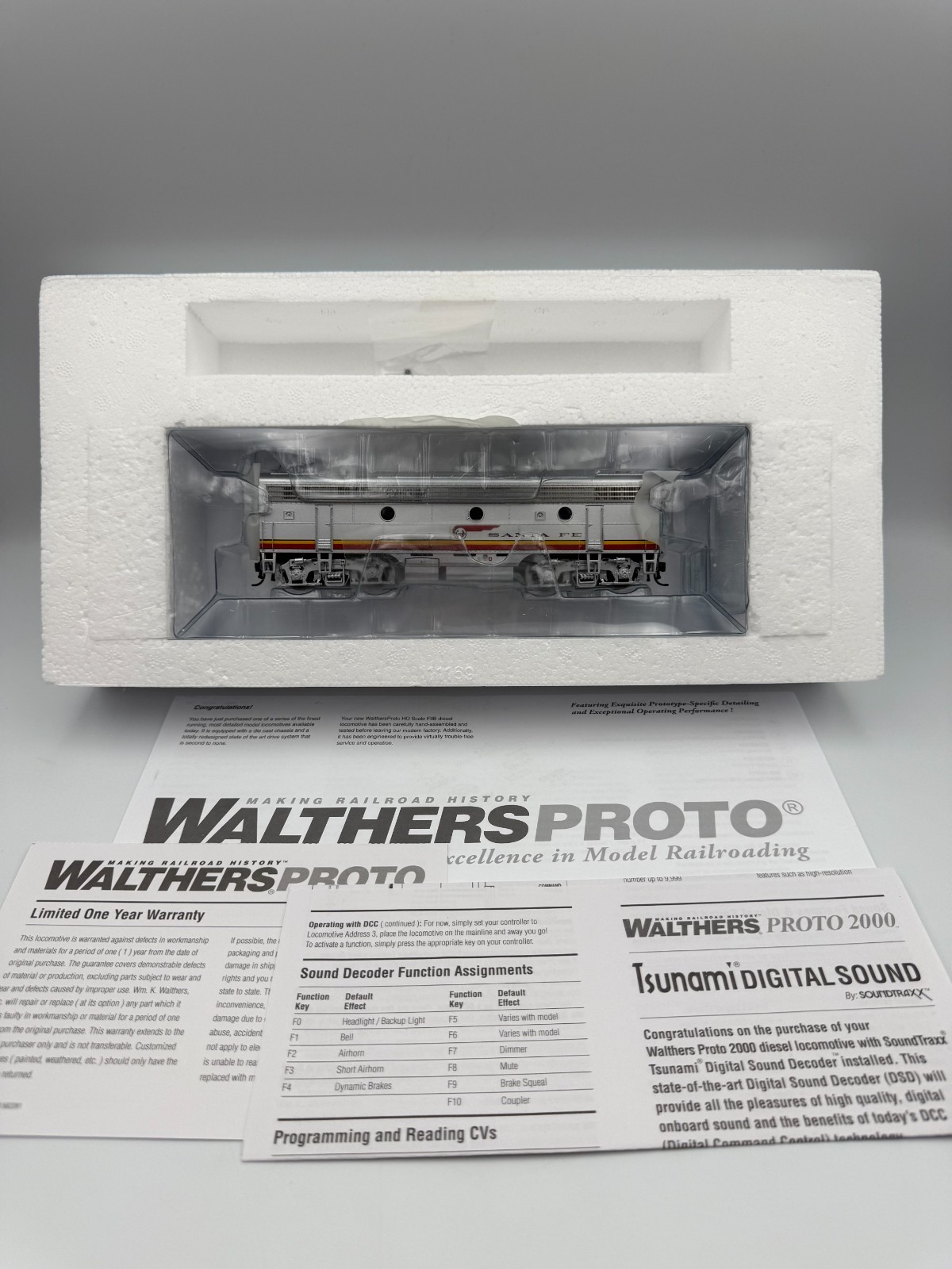 HO Walthers Proto 2000 Modernized F3B Santa Fe #16-A. Factory DCC/Sound. NIB