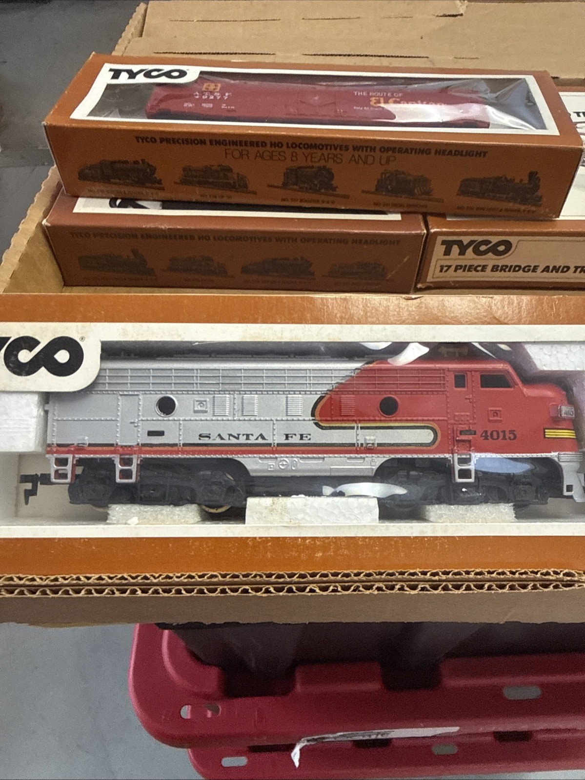 Vintage Tyco HO Scale Santa Fe Diesel Charger Electric Train Set