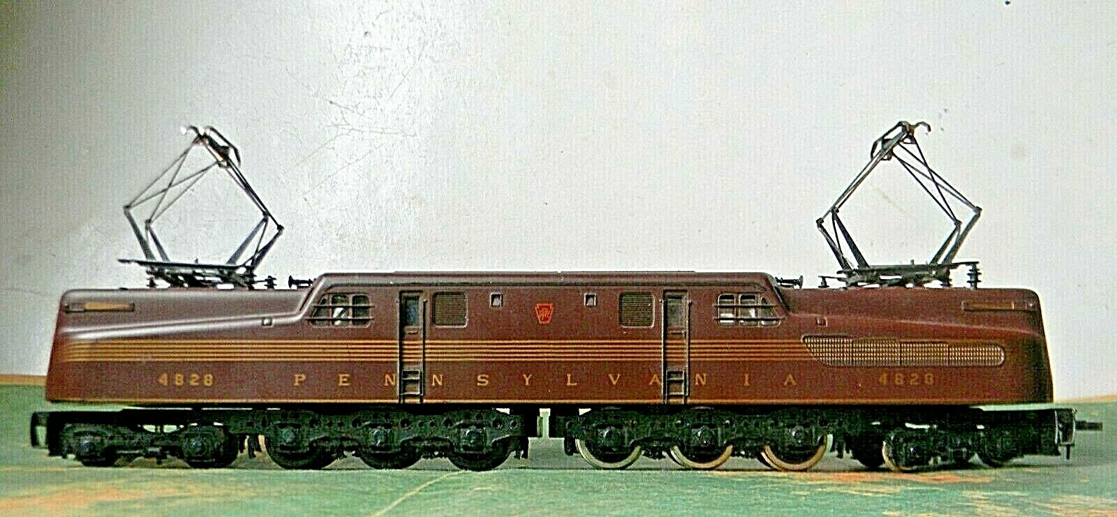Pemco GG-1 Electric Locomotive ~ Pennsylvania RR ~ Runs Rd# 4828 5 Stripes – HO