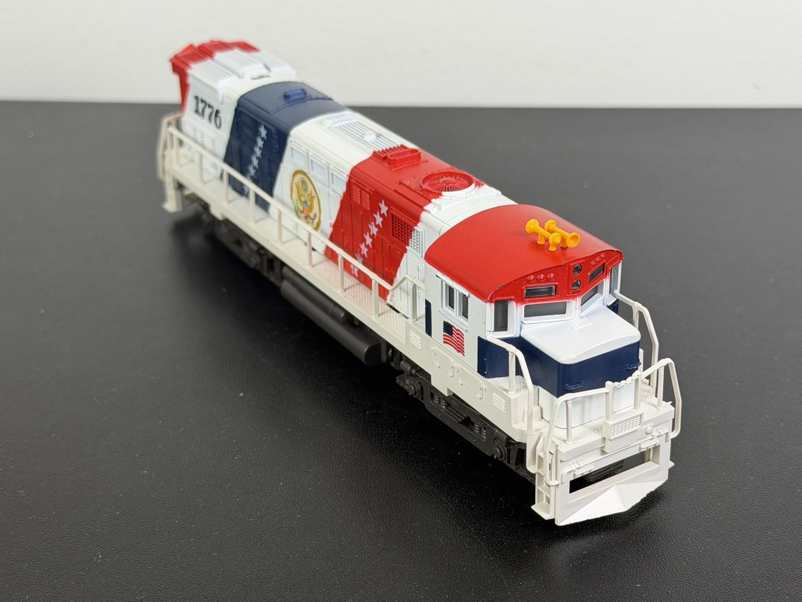 AHM 79-64 Spirit Of 76 2 Powered ALCO C424 & caboose NOS