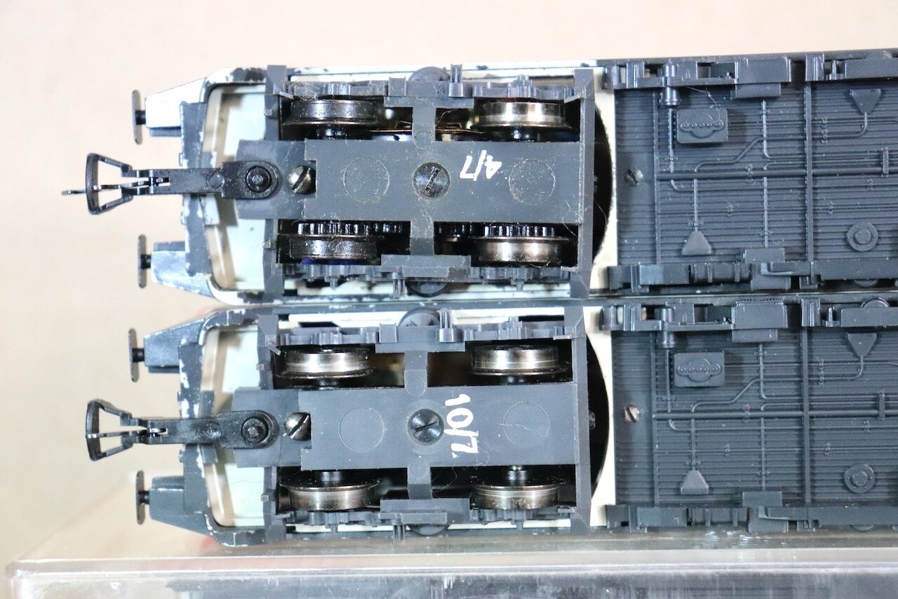 FLEISCHMANN 4430 4432 DB CLASS BR 614 SUBURBAN DIESEL LOCOMOTIVE & COACH SET on