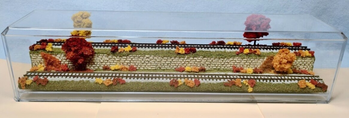 N SCALE 16″ 2-LEVEL TRACK -FALL SCENE-DISPLAY CASE -FOR ANY N TRAIN