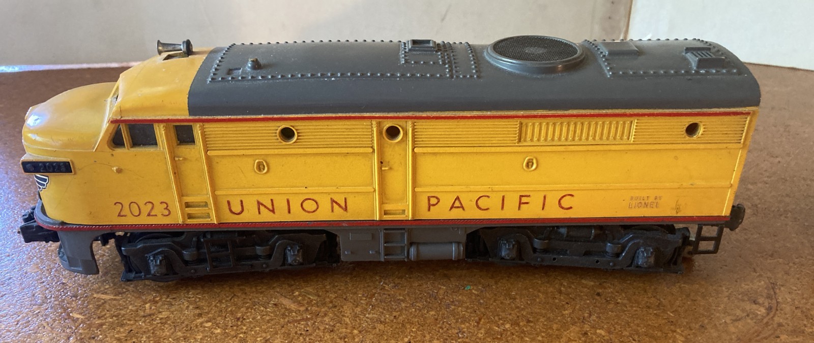 Lionel Postwar O-27 No. 2023 Yellow UP A-A FA Diesels & 3 Yellow Passenger Cars