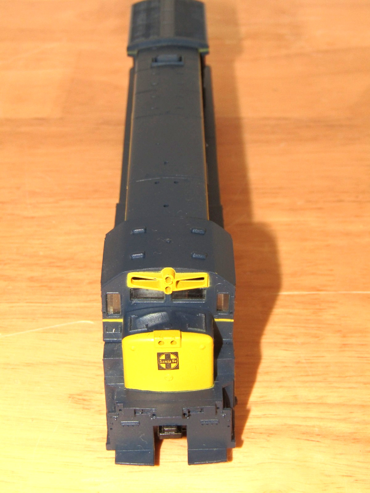 Athearn HO 3501 Santa Fe U33-C Powered Locomotive 8517