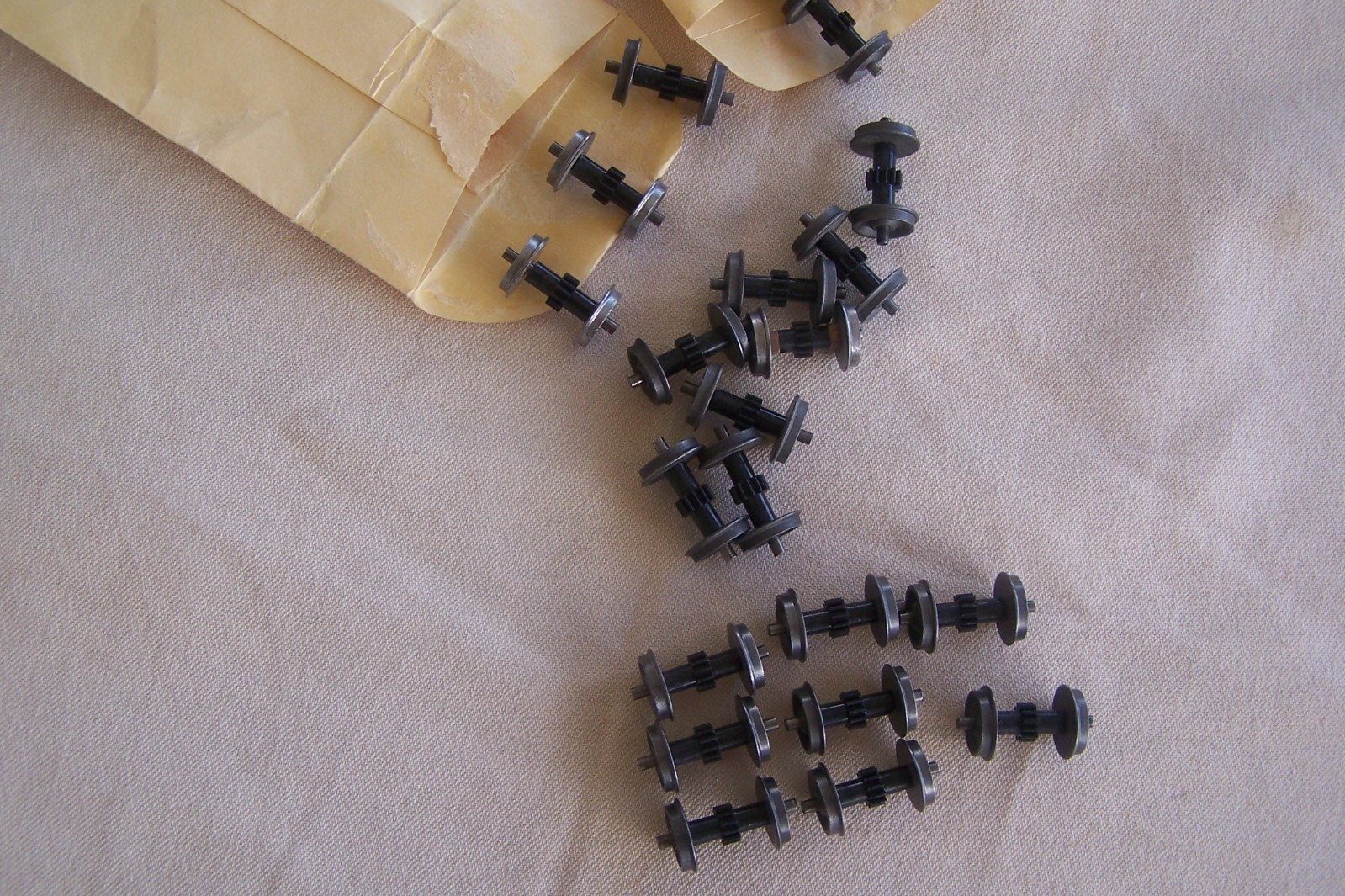 ATHEARN Rare Yellow Box-Early BB AXLE GEAR Wheelsets Trucks HO LOCOMOTIVE PARTS
