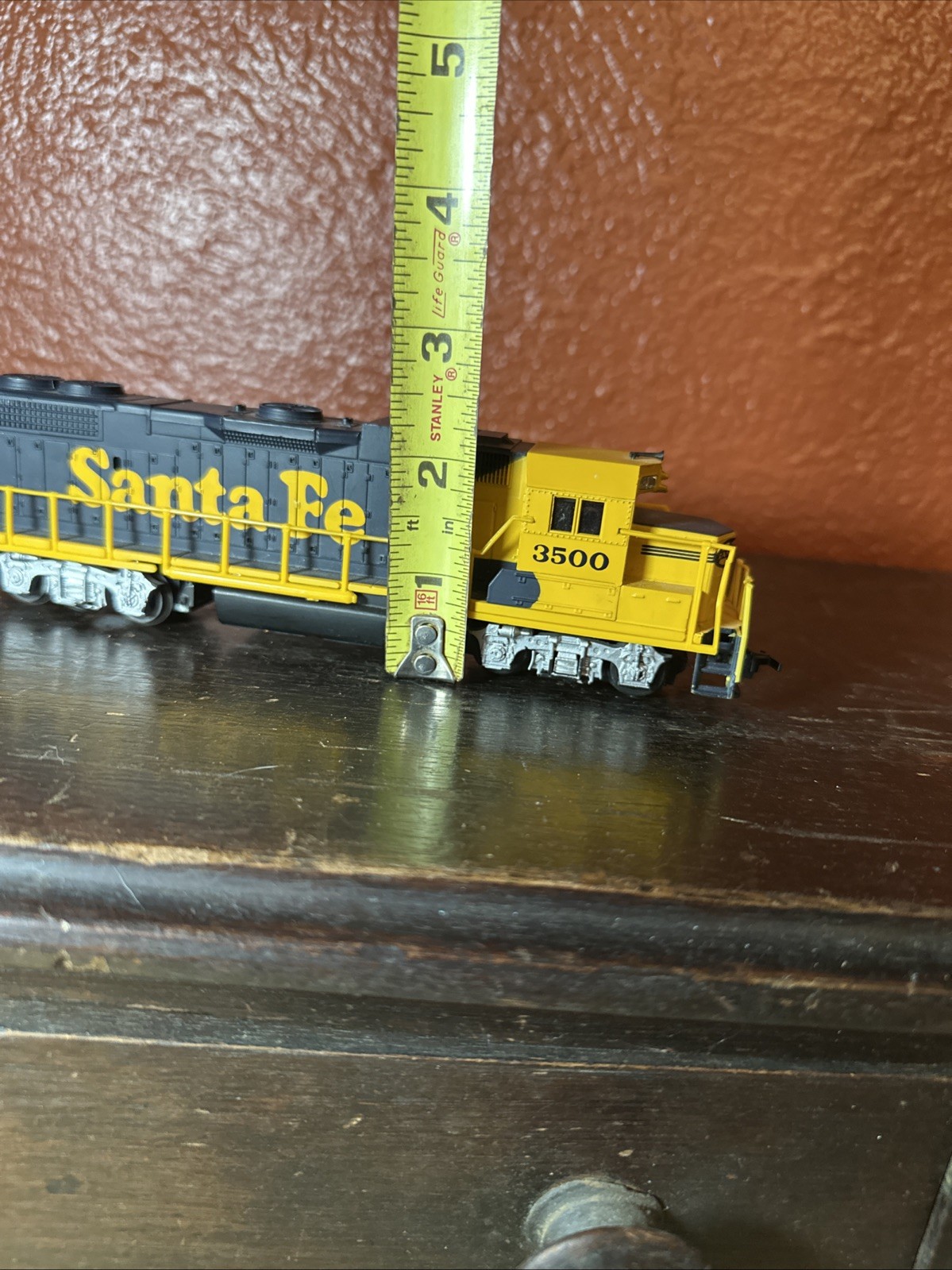 HO Scale Life-Like 7843 Santa Fe Yellow Blue GP38 Diesel Locomotive #3500 Used