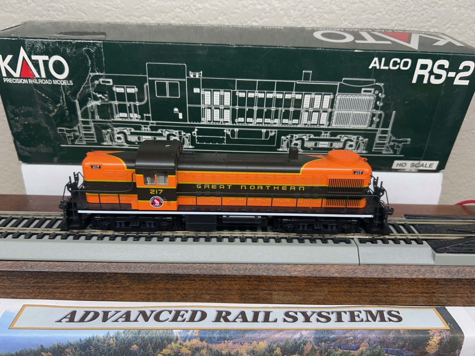 GREAT NORTHERN – ALCO RS-2 ROAD SWITCHER LOCO DC/DCC Ready HO Scale NEW KATO OOP