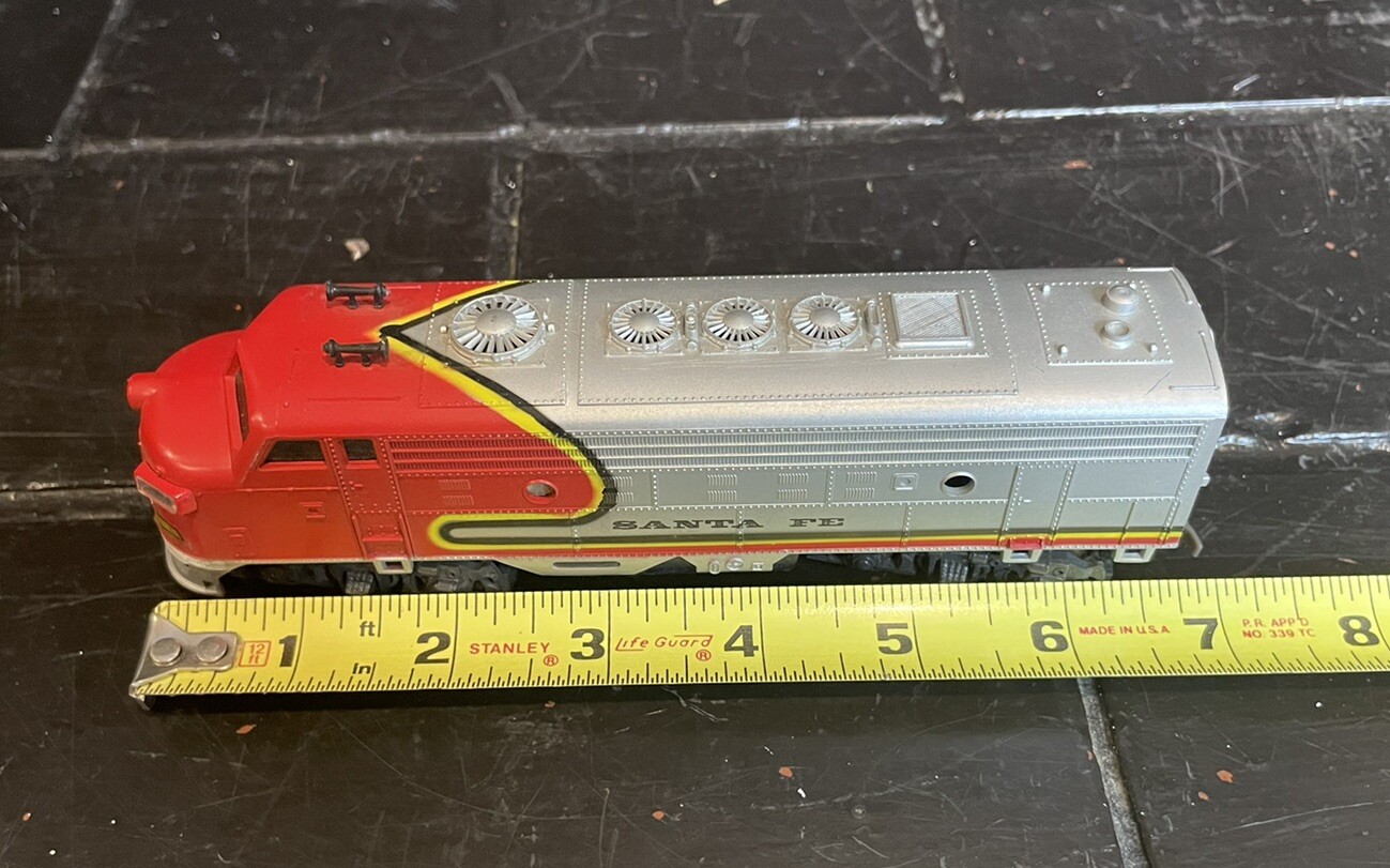 NICE Santa Fe Red/ Silver Play Art Train Engine HO Scale Toy Railroad Locomotive