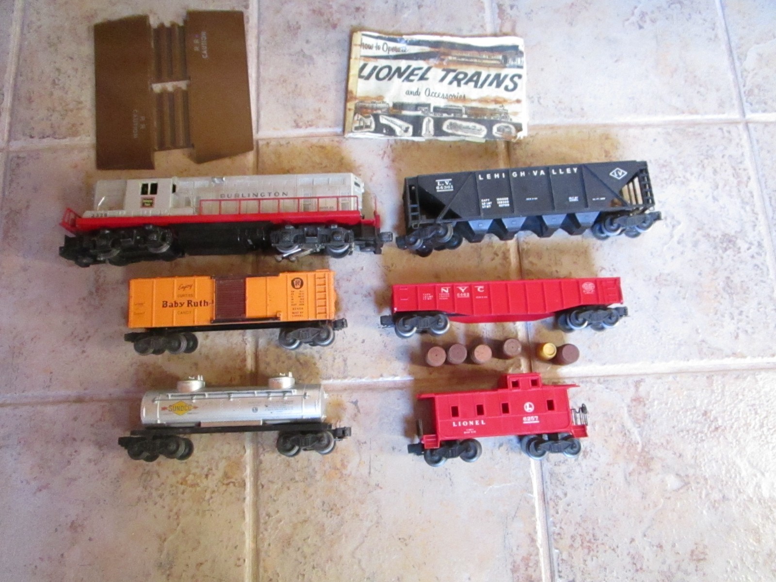 1950’S LIONEL O GAUGE 2328 BURLINGTON ROUTE GP-7 POWERED DIESEL RUNS WITH 5 CARS