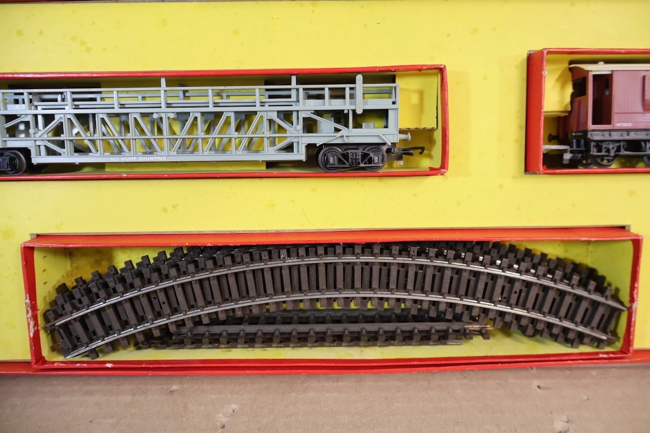 TRIANG HORNBY RS62 CAR-A-BELL SET with BR 0-6-0 CLASS 3F LOCOMOTIVE 47606 2op