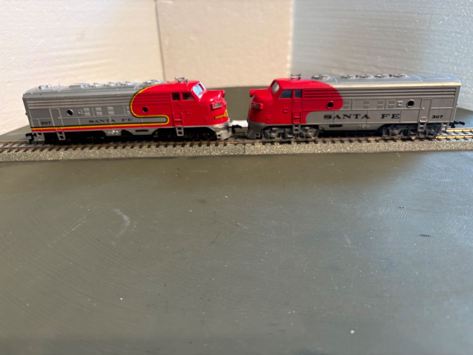 Mechanics Special: 2 HO Santa Fe F7A #307 Locomotives (26-727)