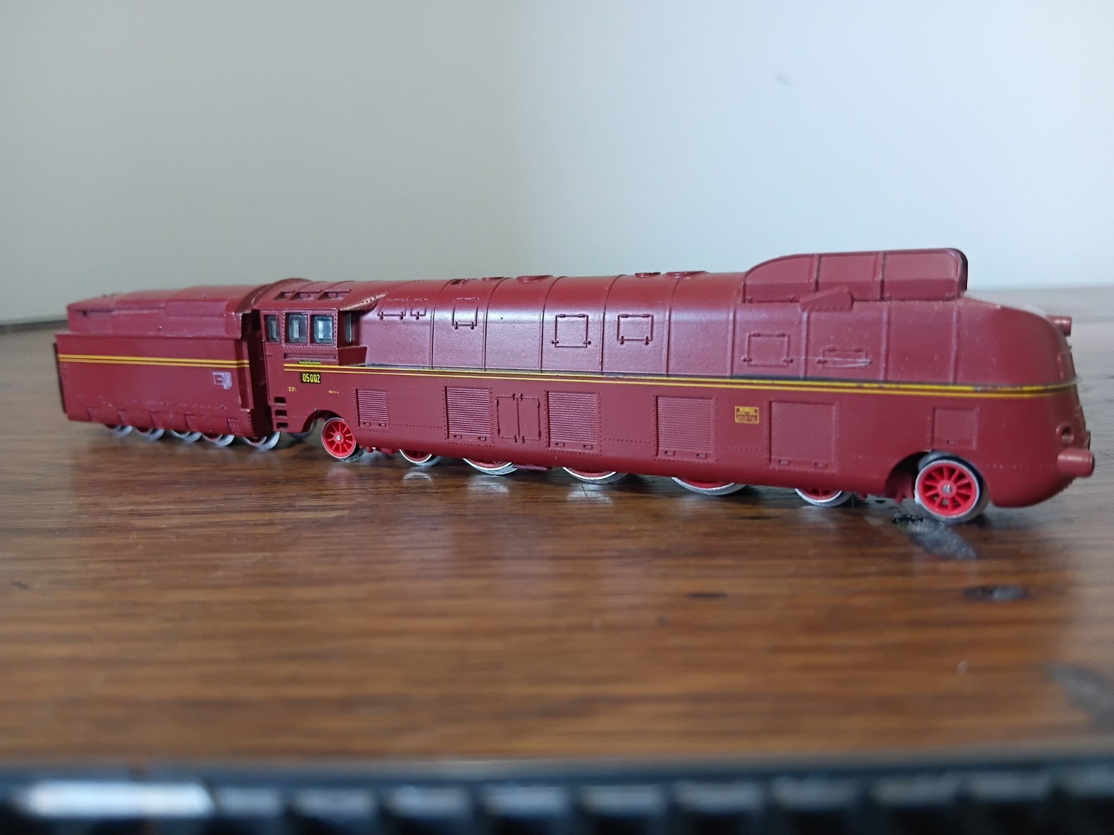 N Scale 2217 Arnold BR 05 002 Steam Locomotive 4-6-4