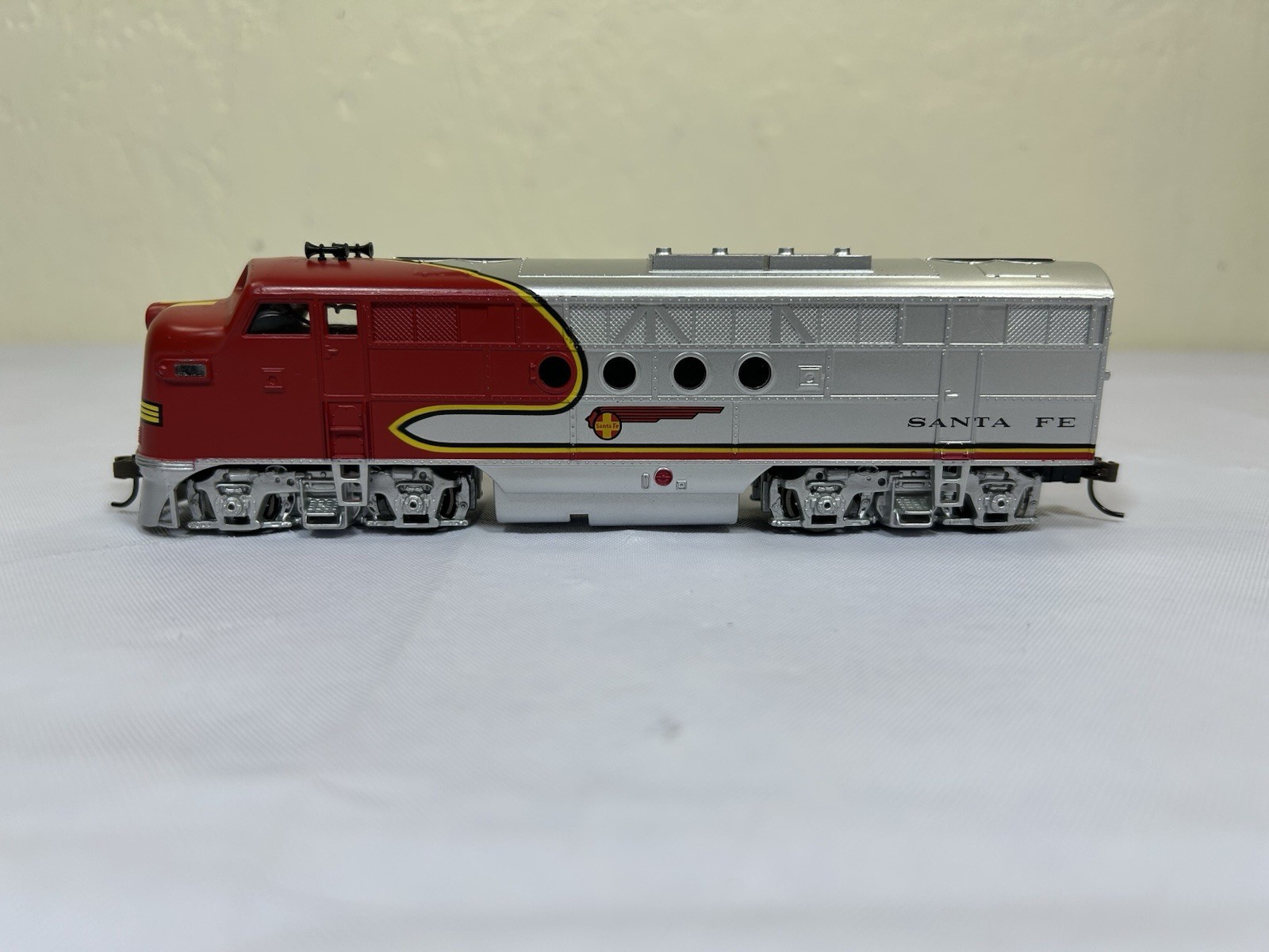 HO Scale Bachmann DCC Santa Fe F Unit Locomotive Warbonnet Paint Scheme